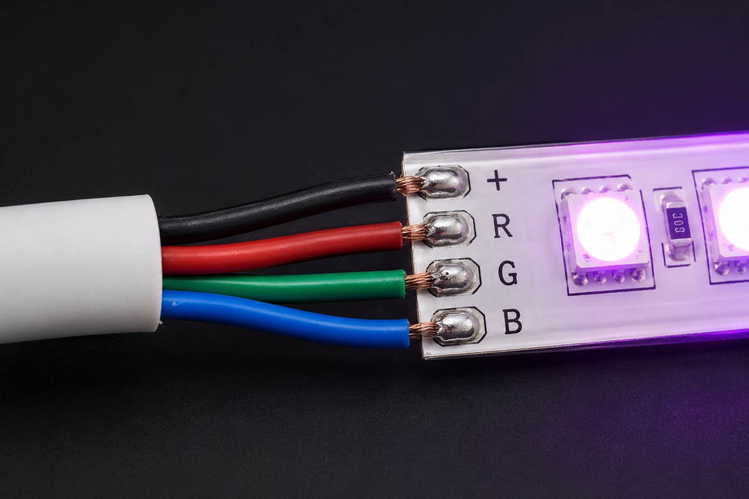 Barevné  označení žil RGB kabelu černá červená zelená modrá